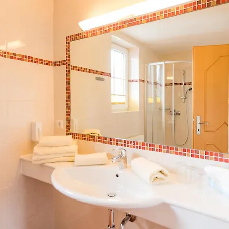 Pension- Kristall Apartahotel Tröpolach